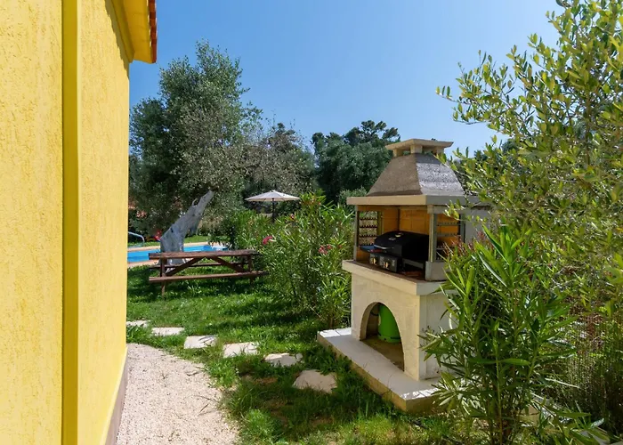 Memi Villa *